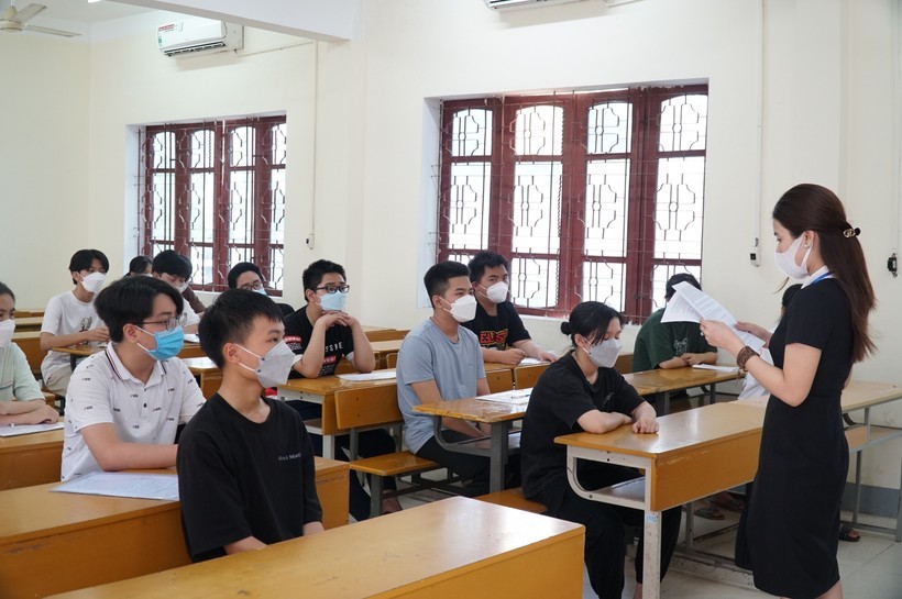 Thí sinh dự thi vào lớp 10 THPT chuyên Đại học Vinh năm 2023. Ảnh: Hồ Lài