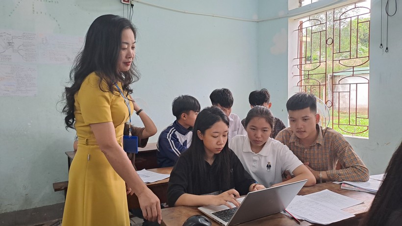 Giờ ôn thi của cô trò Trường THPT Quế Phong (huyện Quế Phong, Nghệ An). Ảnh: NTCC.