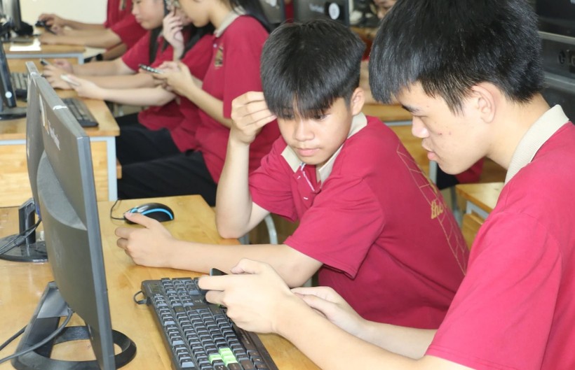 Học sinh Trường THCS Vinh Tân (TP Vinh, Nghệ An) đăng ký dự thi vào lớp 10 THPT năm 2024. Ảnh: Hồ Lài