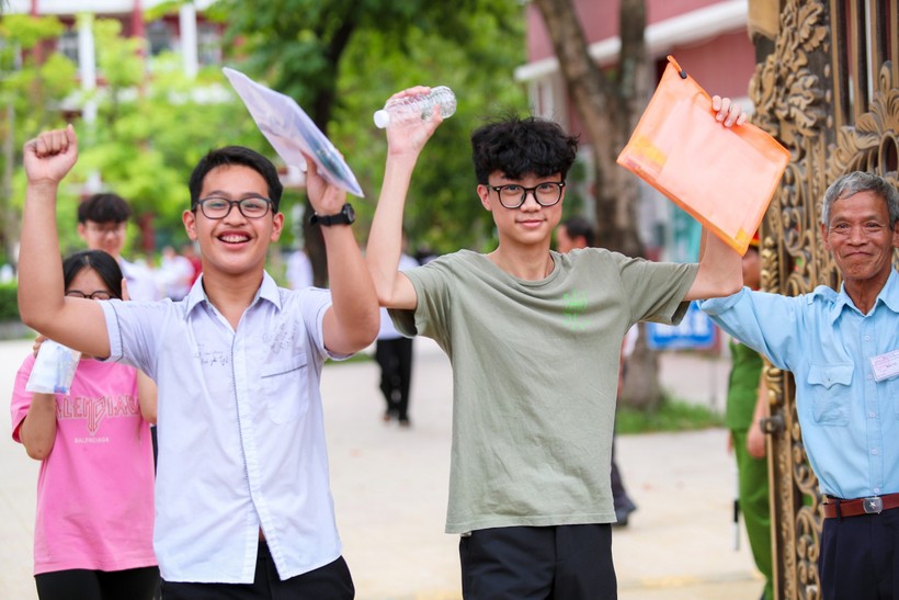 Thí sinh Nghệ An phấn khởi sau khi hoàn thành bài thi môn Ngữ văn vào lớp 10. Ảnh: Hồ Lài