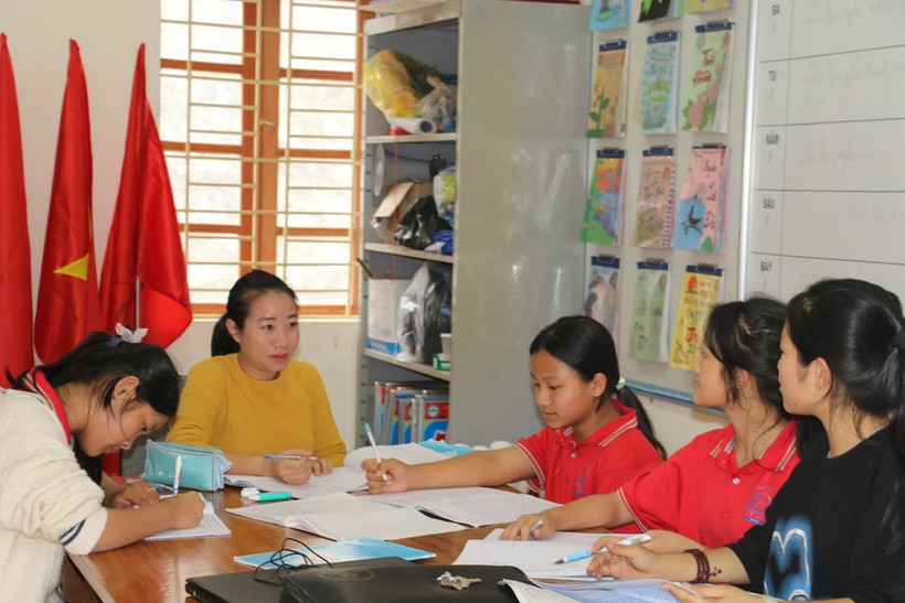 Cô Hương (áo vàng) cùng học sinh Trường Phổ thông Dân tộc nội trú THCS Kỳ Sơn, Nghệ An. Ảnh: Hồ Lài