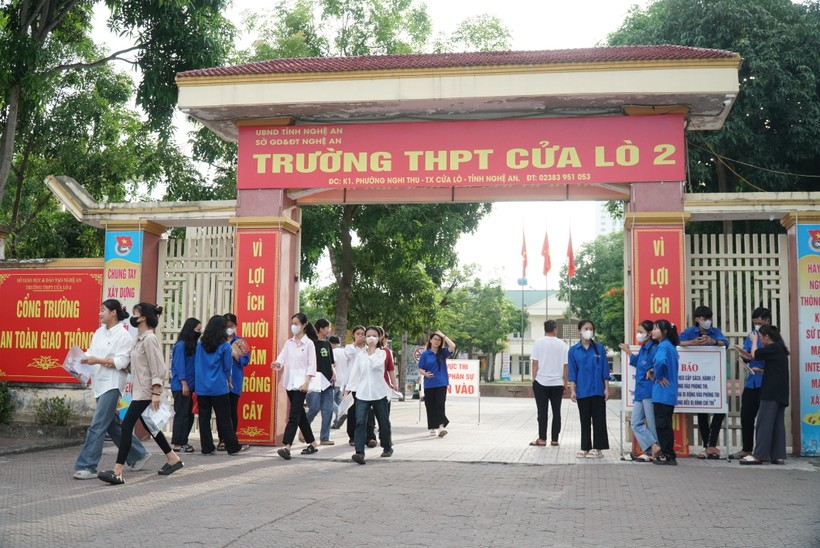 Thí sinh dự thi tại điểm thi Trường THPT Cửa Lò 2, thị xã Cửa Lò, Nghệ An. Ảnh: Hồ Lài