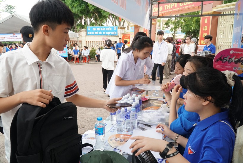 Sáng 5/6, thí sinh Nghệ An chính thức bước vào kỳ thi tuyển sinh lớp 10 THPT năm học 2024-2025. Ảnh: Hồ Lài