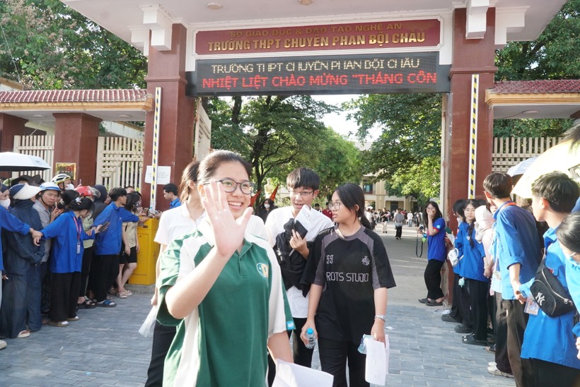 Thủ khoa các lớp chuyên Trường THPT chuyên Phan Bội Châu (Nghệ An) đến từ nhiều huyện, thị trên toàn tỉnh. Ảnh: Hồ Lài