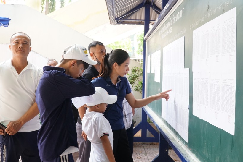 Nghệ An công bố điểm thi vào lớp 10 THPT và điểm thi THPT chuyên Phan Bội Châu. Ảnh: Hồ Lài