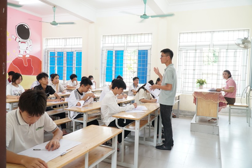 Thí sinh dự thi vào lớp 10 THPT tỉnh Nghệ An năm học 2024-2025. Ảnh: Hồ Lài.