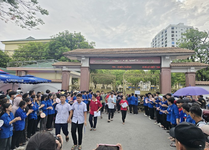 Trường THPT Lê Viết Thuật, TP Vinh, Nghệ An hiện có hơn 1.100 hồ sơ đăng ký nguyện vọng 1. Ảnh: Hồ Lài