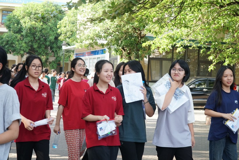 Thí sinh Nghệ An tham dự kỳ thi tuyển sinh vào lớp 10 THPT năm 2024. Ảnh: Hồ Lài
