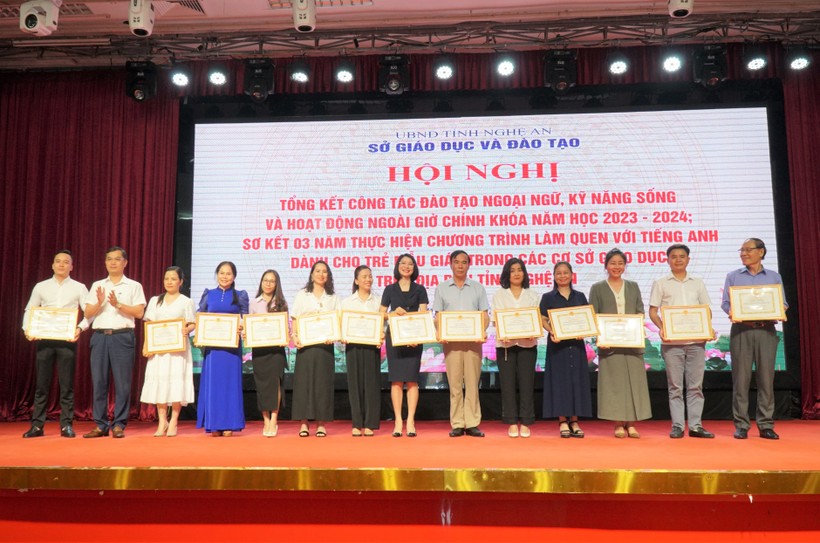 Khen thưởng 25 trung tâm ngoại ngữ và giáo dục kỹ năng sống có nhiều đóng góp trong việc nâng cao chất lượng dạy và học ngoại ngữ, kỹ năng sống trên địa bàn tỉnh Nghệ An. Ảnh: Hồ Lài.