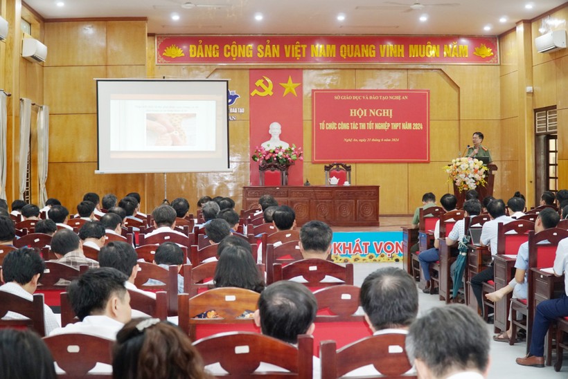 Cán bộ Phòng kỹ thuật nghiệp vụ của Công an tỉnh Nghệ An phổ biến nội dung về phát hiện thiết bị gian lận công nghệ cao. Ảnh: Hồ Lài