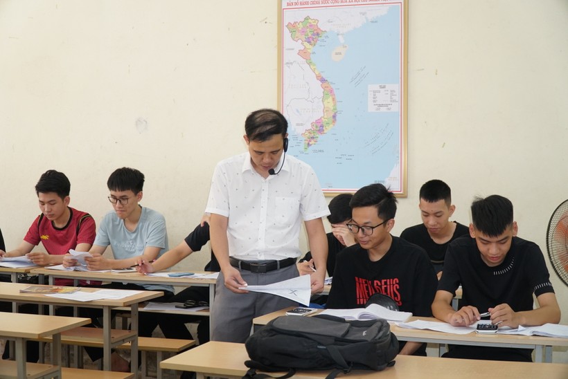 Thầy trò Trường THPT Kim Liên, huyện Nam Đàn, Nghệ An ôn thi những buổi cuối cùng. Ảnh: Hồ Lài