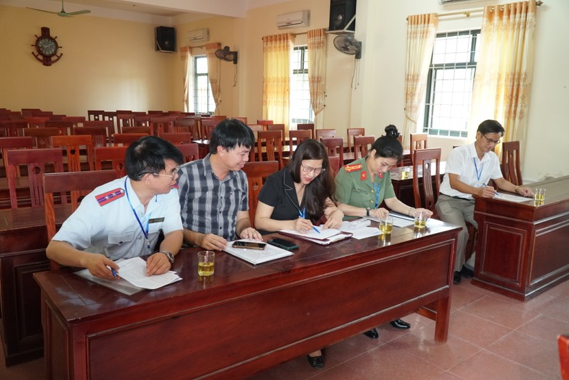 Đoàn kiểm tra liên ngành rà soát công tác chuẩn bị thi tốt nghiệp THPT tại Trường THPT Kim Liên, Nam Đàn, Nghệ An. Ảnh: Hồ Lài