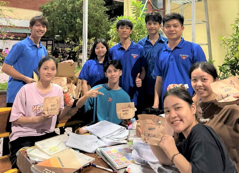 Thầy Trần Đình Huy - Bí thư Đoàn Trường THPT Dân tộc nội trú tỉnh Nghệ An cùng các bạn đoàn viên tặng bánh, nước uống cho học sinh đang ôn thi tại trường. Ảnh: NTCC