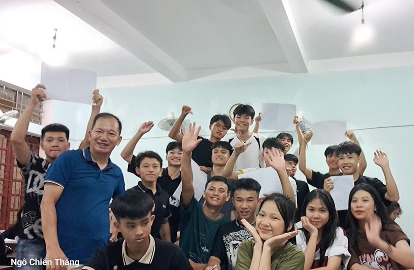 Thầy Ngô Chiến Thắng cùng học sinh Trường THPT Quế Phong (huyện Quế Phong, Nghệ An) trong buổi ôn thi cuối cùng. Ảnh: NVCC