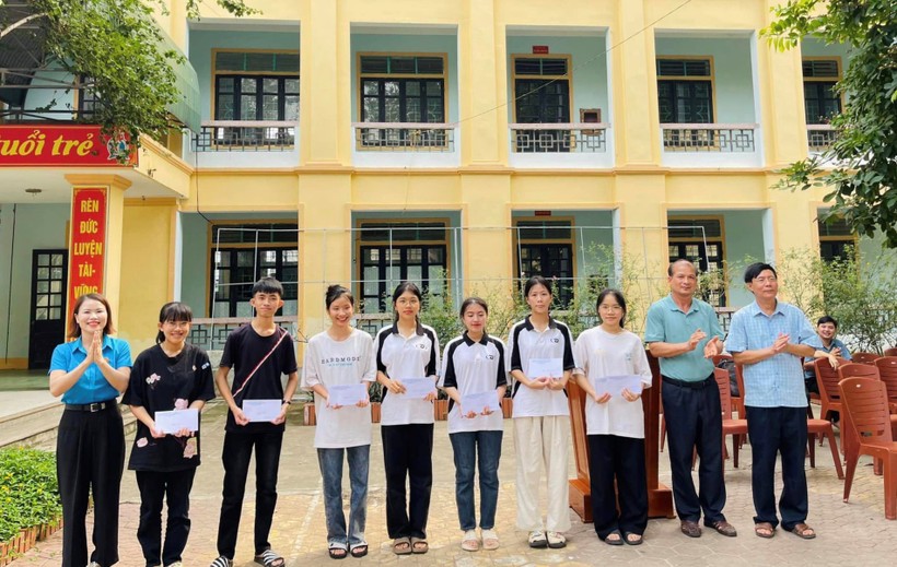 Trường THPT Quỳ Châu (huyện Quỳ Châu, Nghệ An) tặng thưởng cho học sinh đạt kết quả cao trong đợt thi thử lần 4 - lần cuối cùng trước kỳ thi chính thức. Ảnh: NTCC
