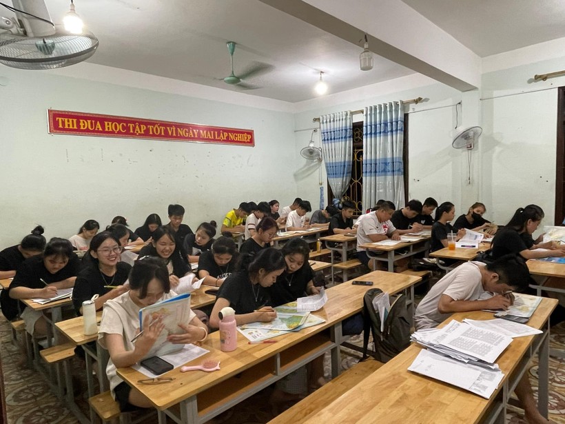 Trường THPT Thái Hòa (thị xã Thái Hòa, Nghệ An) mở cửa lớp, phụ đạo miễn phí cho học sinh lớp 12 ôn thi tốt nghiệp THPT vào buổi tối. Ảnh: NTCC
