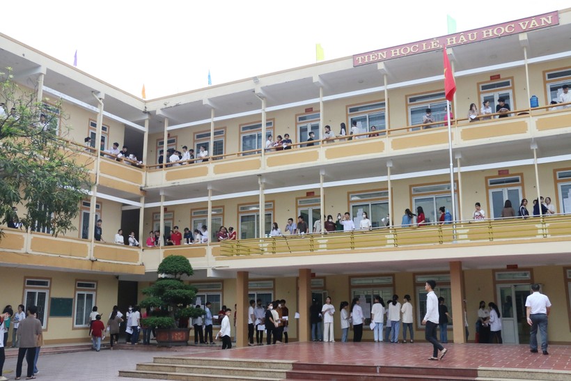 Trường THPT Nguyễn Duy Trinh là điểm thi có số thí sinh dự thi đông nhất huyện Nghi Lộc, Nghệ An với gần 700 em. Ảnh: Hồ Lài