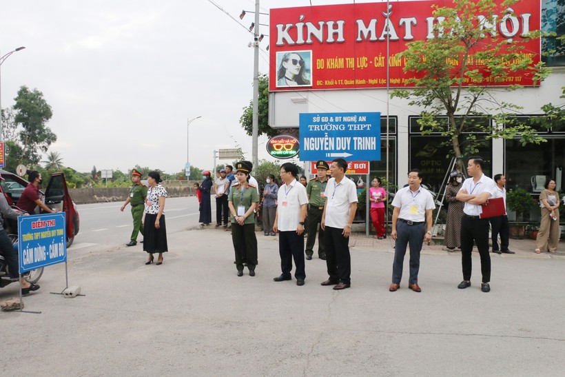 Điểm thi Trường THPT Nguyễn Duy Trinh có địa điểm nằm cạnh đường quốc lộ 1A nên công tác đảm bảo an toàn, an ninh trật tự cần chú trọng. Ảnh: Hồ Lài