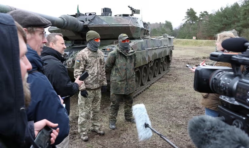 Quân đội Ukraine tiếp nhận xe tăng Leopard do Đức sản xuất.