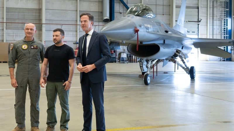 Tổng thống Ukraine Zelensky và Thủ tướng Hà Lan Mark Rutte đứng bên chiếc F-16 ở Eindhoven, Hà Lan hôm 20/8.