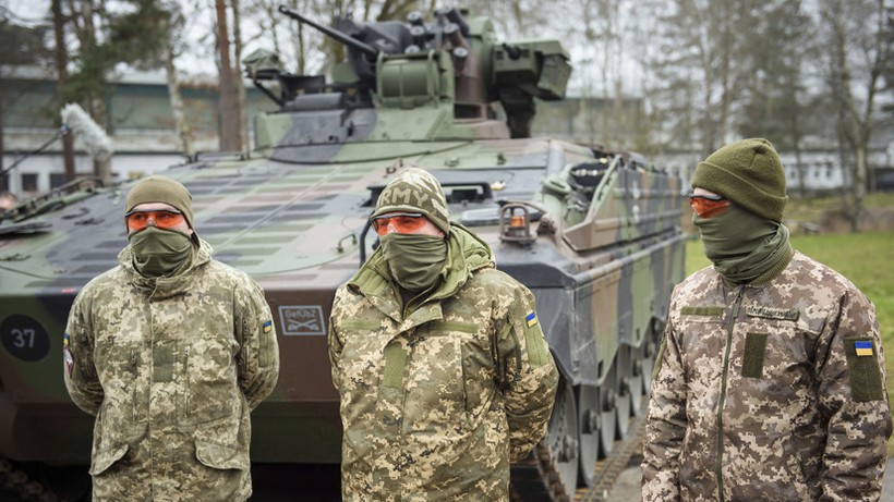 Ukraine vận hành xe thiết giáp chiến đấu phương Tây viện trợ.