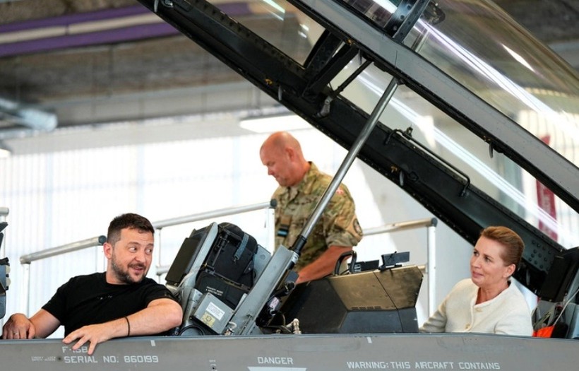 Tổng thống Ukraine Zelensky trên khoang lái tiêm kích F-16.