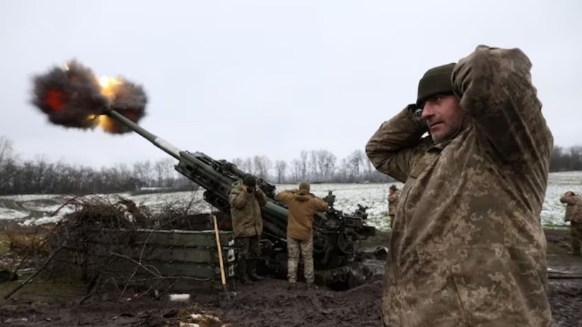 Pháo binh Ukraine vận hành vũ khí Mỹ cung cấp.