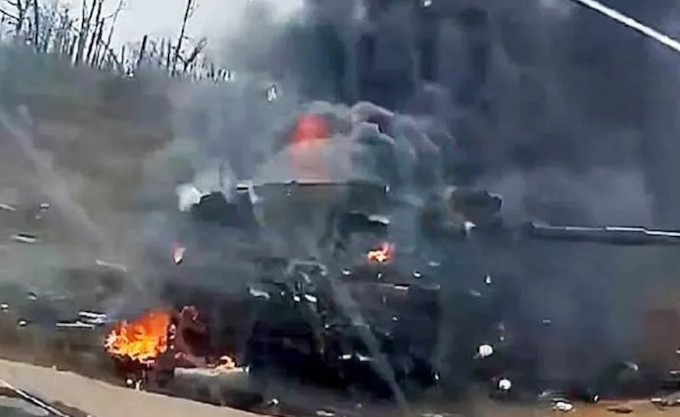 Hình ảnh Challenger 2 bốc cháy tại Zaporizhzhia.