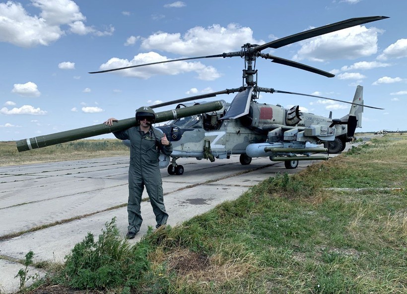 Trực thăng tấn công Ka-52 trang bị tên lửa tầm xa.
