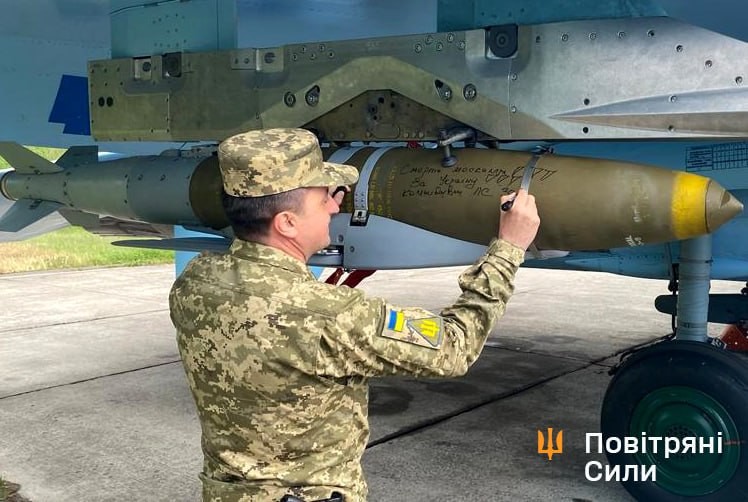 Tiêm kích Ukraine mang theo bom JDAM.