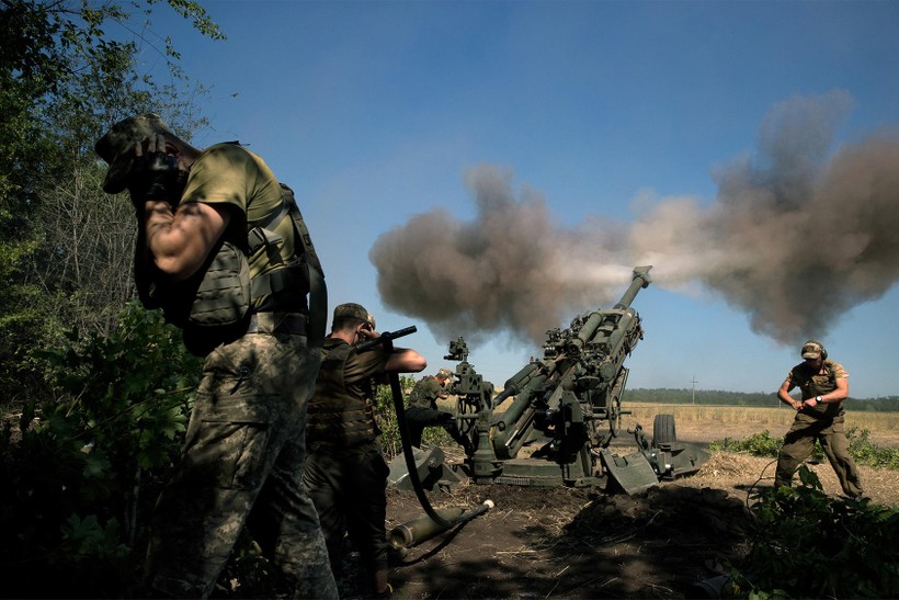 Pháo binh Ukraine dùng lựu pháo M777 tấn công lực lượng Nga.