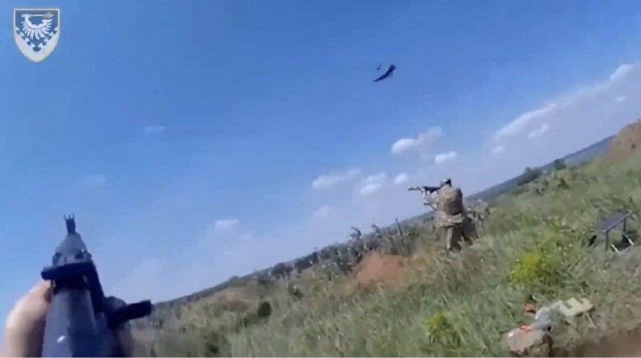 UAV Nga hoạt động ngay bên trên binh sĩ Ukraine.