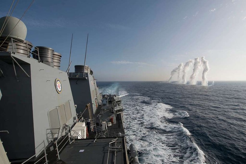 Khu trục hạm USS Carney của Mỹ tấn công mục tiêu trên Biển Đỏ.