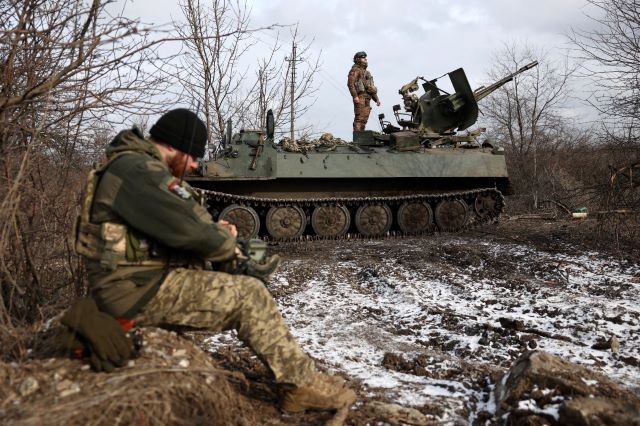 Binh sĩ Ukraine thuộc Lữ đoàn cơ giới số 93 mệt mỏi trên chiến trường.