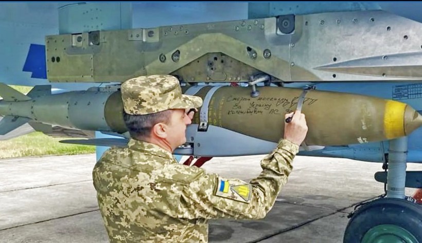 Chiến đấu cơ Ukraine mang theo bom JDAM-ER.