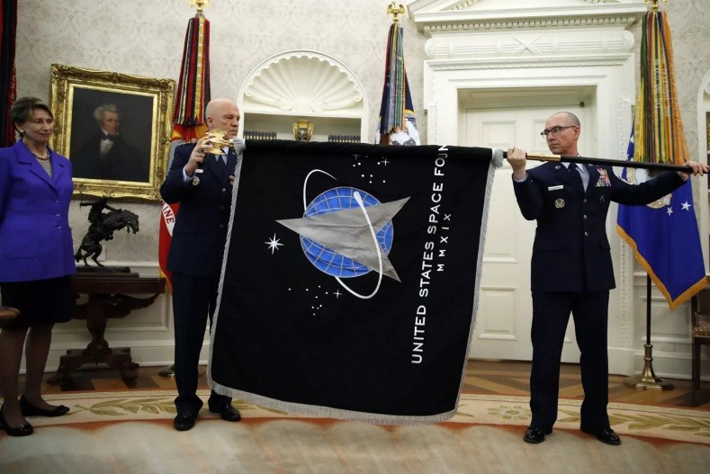 Giám đốc điều hành Lực lượng Không gian Mỹ, Tướng John Raymond (giữa) cầm lá cờ của lực lượng này.