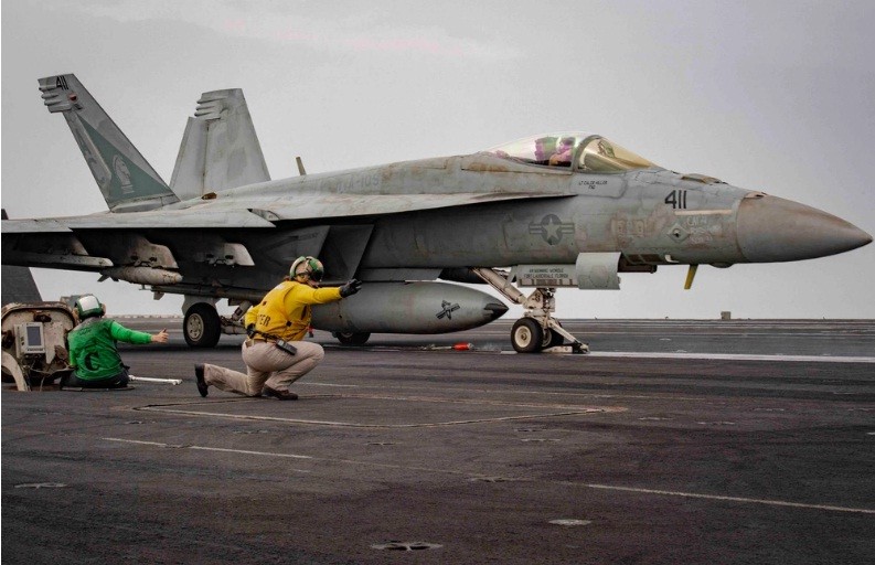 Tiêm kích F/A-18 trên tàu sân bay USS Dwight D. Eisenhower.