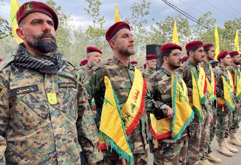 Binh sĩ Hezbollah tham gia lễ tưởng niệm một chỉ huy của lực lượng này thiệt mạng do cuộc không kích của Israel.