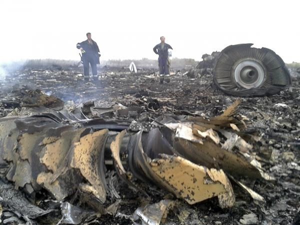 Hiện trường chiếc máy bay Malaysia xấu số bị bắn rơi ở miền Đông Ukraine. Ảnh: kttz.org