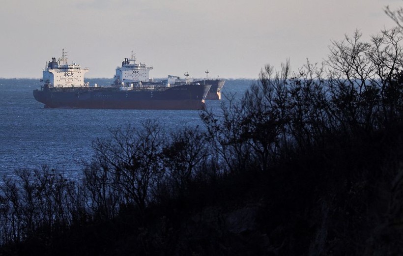 Tàu chở dầu neo đậu tại Vịnh Nakhodka gần thành phố cảng Nakhodka, Nga. Ảnh: Reuters