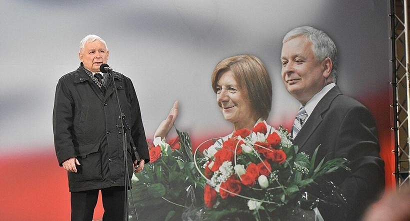 Jaroslaw Kaczynski phát biểu trong lễ tưởng niệm cố Tổng thống Ba Lan Lech Kaczynski cùng phu nhân thiệt mạng trong vụ thảm họa hàng không Tu-154M tại Nga năm 2010. 