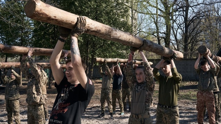 Các tân binh Ukraine trải qua khóa huấn luyện quân sự.