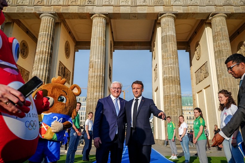 Tổng thống Pháp Emmanuel Macron (phải) và Tổng thống Đức Frank-Walter Steinmeier. 