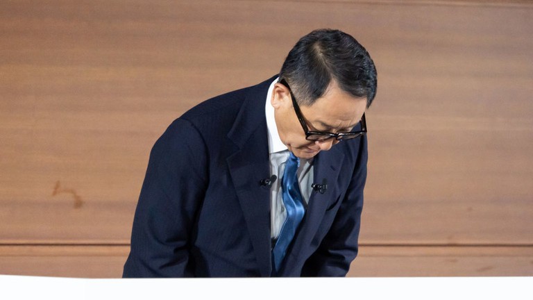 Chủ tịch Toyota Motor Corp. Akio Toyoda cúi đầu xin lỗi trong cuộc họp báo. Ảnh: Getty Images