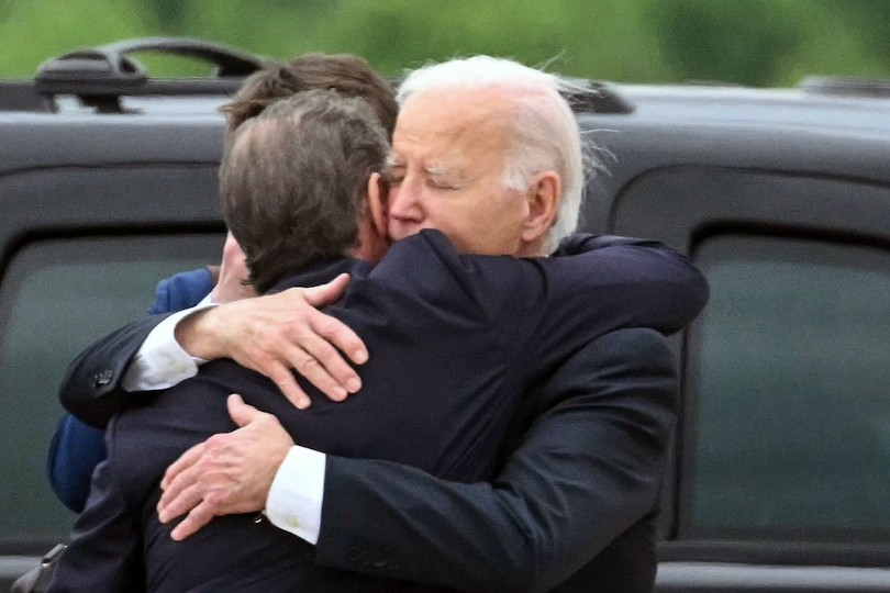 Tổng thống Biden ôm chặt con trai khi hạ cánh xuống sân bay tại căn cứ của Lực lượng Phòng không quốc gia Delaware vào ngày 11/6. Ảnh: Washington Post.