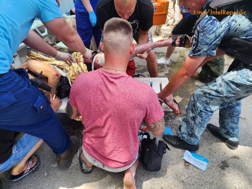 Người dân sơ cứu một người bị thương sau vụ tấn công tên lửa ở Sevastopol.