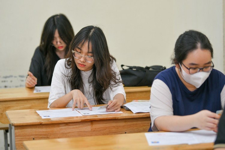 Thí sinh kiểm tra lại thông tin trên phiếu dự thi ở điểm thi Trường THPT Phan Đình Phùng, Hà Nội (Ảnh: Thế Đại). 