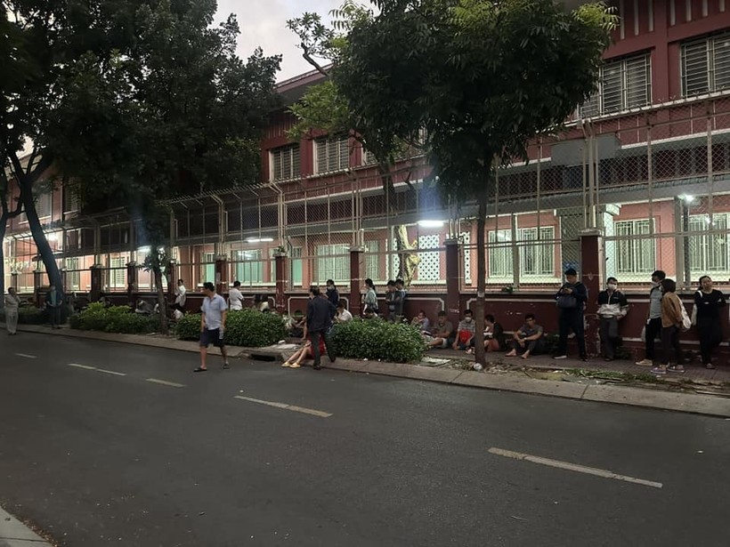 Phụ huynh xếp hàng trước cổng Trường Tiểu học Thực hành Đại học Sài Gòn vào khoảng 4 giờ ngày 19/6. Ảnh: FB Phụ huynh