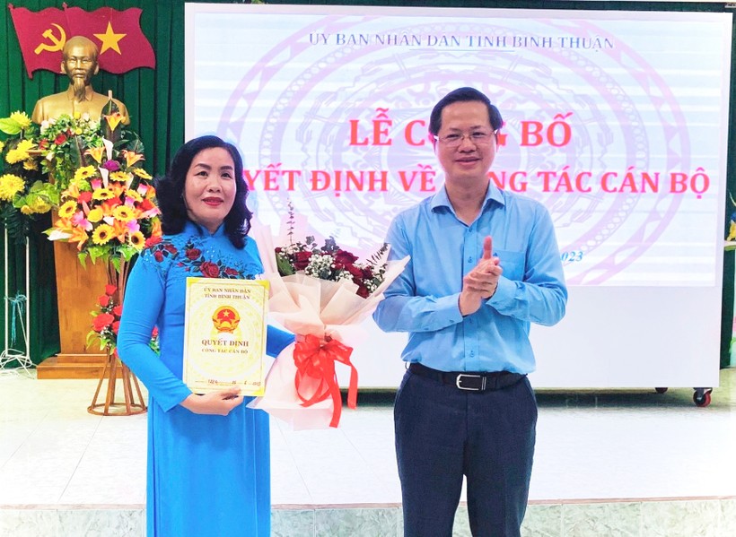 Bà Nguyễn Thị Toàn Thắng nhận quyết định bổ nhiệm làm Giám đốc Sở GD&ĐT Bình Thuận. Ảnh: Thanh Thủy