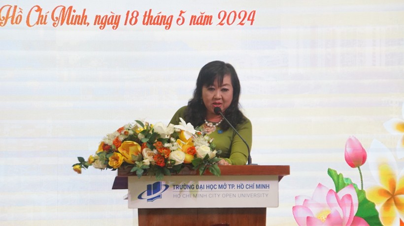 Bà Trương Thúy Uyên (ngụ quận 4), đại diện các gia đình Việt Nam phát biểu tại buổi lễ. Ảnh: Mạnh Tùng